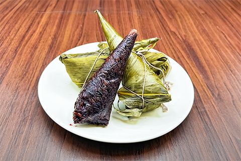 black rice peanut zongzi 黑糯米花生粽 k